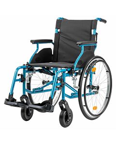 MultiMotion M7 Rolstoel blauw, zijkant en voorkant met beensteuen en armleuningen. 